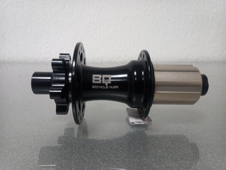 Rear hub / 142 MM / Thru axle Ø 12 MM / Disc (6 bolts) / 28GTS / BQ / BQ-RH30012 / HG Body 36,85 MM / Black / Race