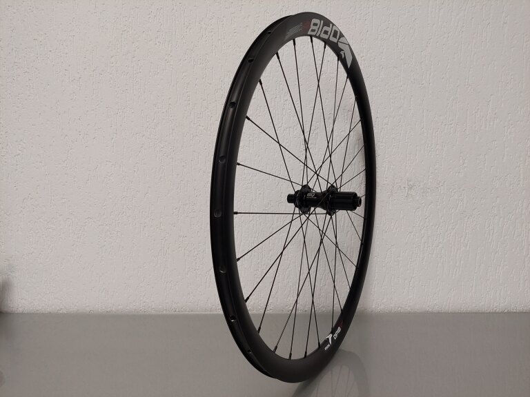 Hinterrad / 622X18C / Rigida - Ryde / DP18 Speed ​​​​Disc / Schwarz / BQ / BQ-RH30002 / HG-Körper 36,85 mm / 142 mm / Scheibe (Centerlock) / Race