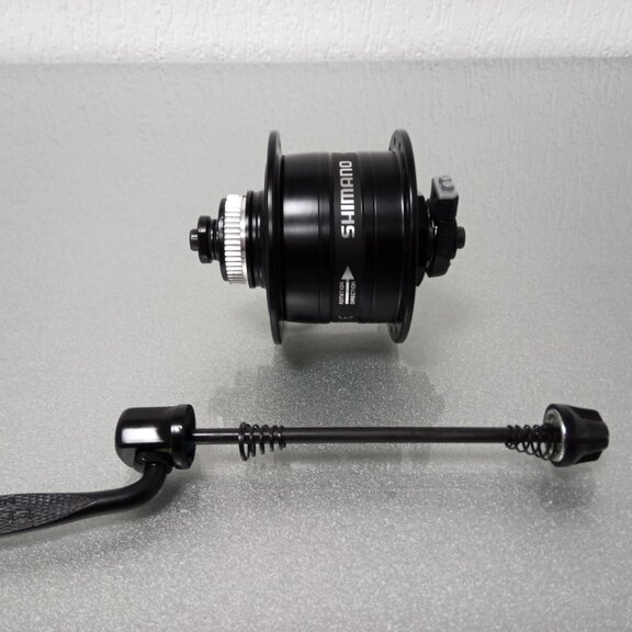 Moyeu avant / 100 MM / Axe de pattes / Disque (Centerlock) / 32GTS / Shimano / DH-3D37-QR 6V-3W Dynamo / Noir / Tour 