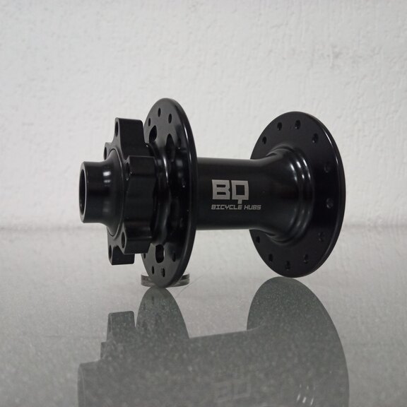 Front hub / 100 MM / Thru axle Ø 15 MM / Disc (6 bolts) / 28GTS / BQ / BQ-FH30509 / Black / MTB - Tour 